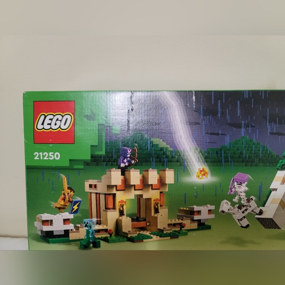 LEGO Minecraft: The Iron Golem Fortress (21250) Brand New - Picture 4 of 11